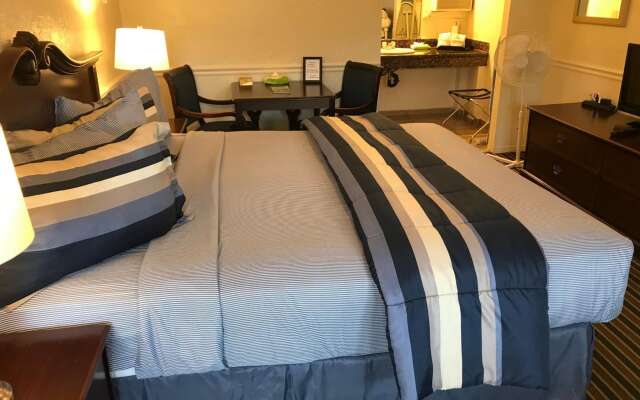 Monterey Pines Inn