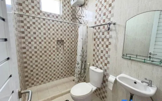 4 BR Villa Casa De Valley View Lembang with Billiard, Karaoke & Mountain View – Bathroom – Parompong