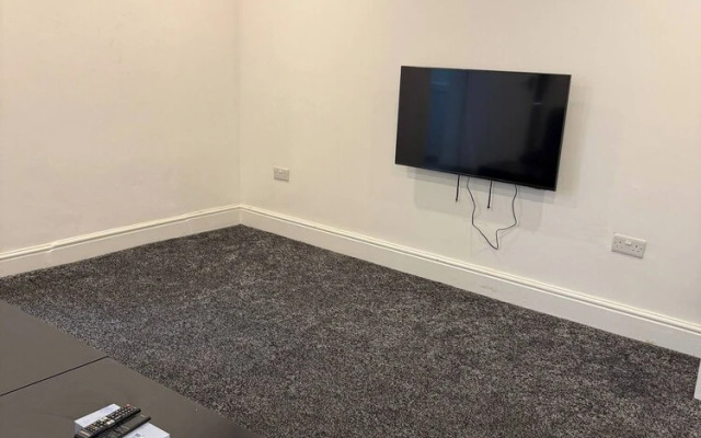 Peaceful Luton Apartment With Electric Heating & Wifi