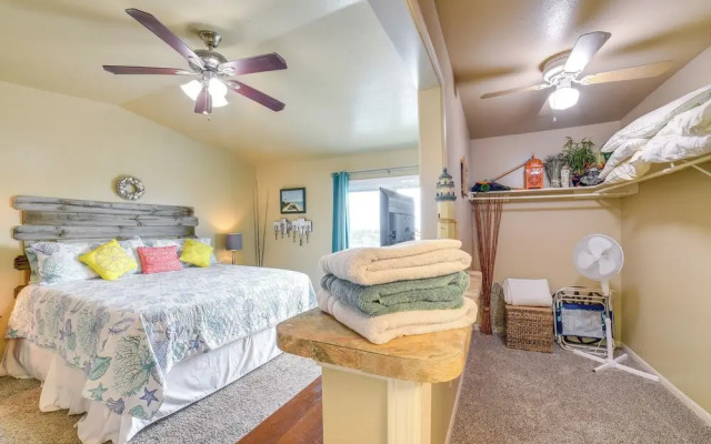 Bay View, Pool Access: Romantic Galveston Retreat!