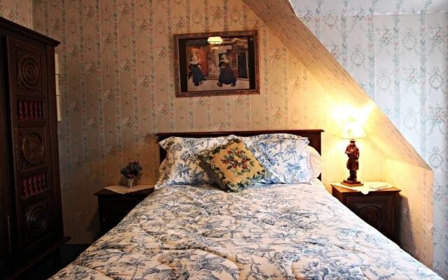 The Archeologist Home-Chateau Le Mur