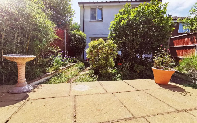 Central Three Bedroom House with Garden