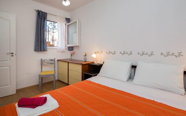 2 - Modern Apartment With Garden, 80m From Beach