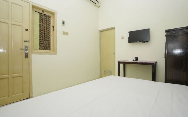 Oyo Life 2573 Griyo Kost Putra 205