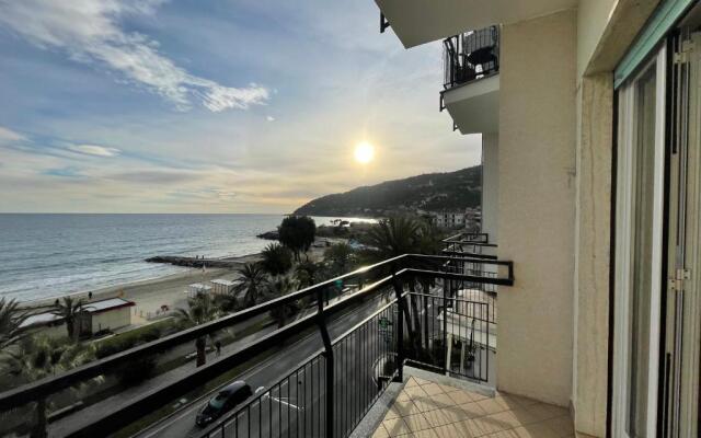 [Via XXV Aprile] 4 Locali - Di Fronte al Mare