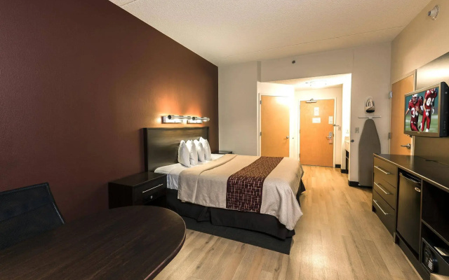 Red Roof Inn PLUS+ Long Island - Garden City