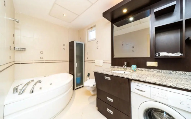 Central Villa With Garden and Pool in Kemer