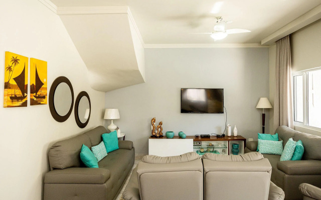 Casa com piscina e churrasqueira perto da praia