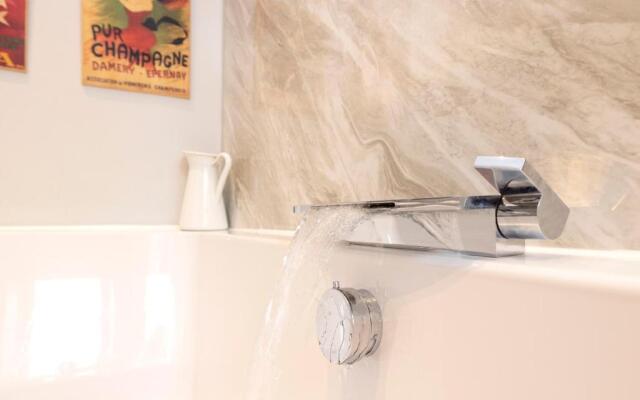 ALTIDO Sophisticated and Bright 4BR apt near Edinburgh Castle