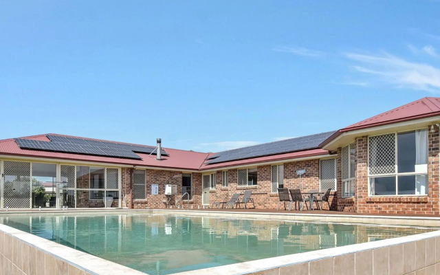 Noble Willow Estate Lovedale. Super Spacious, with views and pool