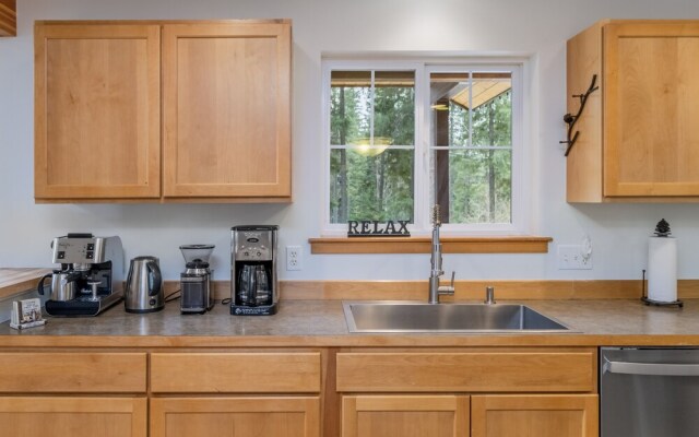 Just Plain Getaway 3 Bedroom Home by NW Comfy Cabins by RedAwning