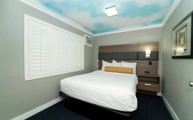 Hollywood Palms Inn and Suites
