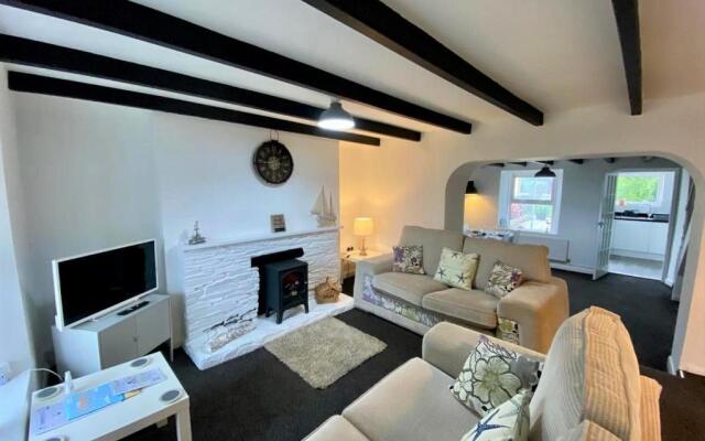 4 Degrees West Cottage, Garden & Parking, 5 mins to Beach, near Fowey and Eden Project