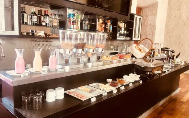 SureStay Plus Hotel by Best Western Tierra Sur Colonial