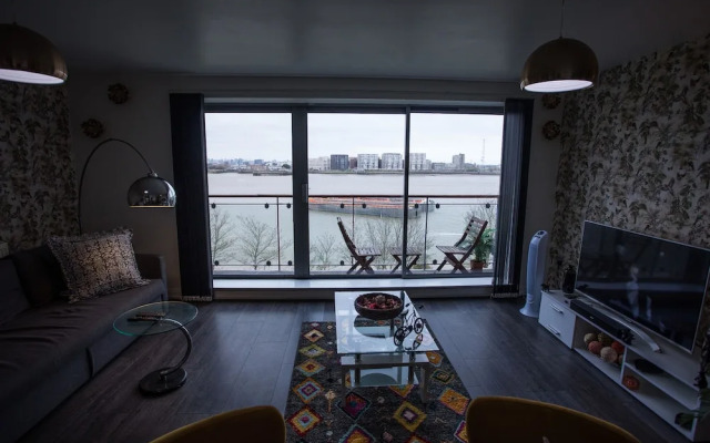 Remarkable 2-bed Apartment With Sea View
