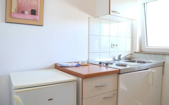 Nearby Beach, Apartment Leda In Center