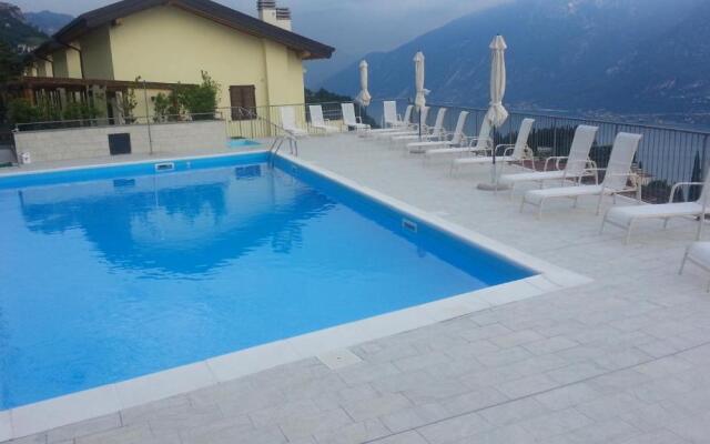 La Quiete 29 Lake view Apartment by Gardadomusmea