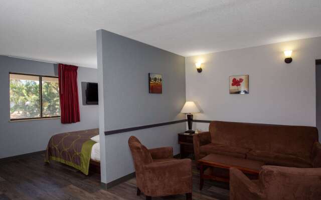 Super 8 By Wyndham Naples