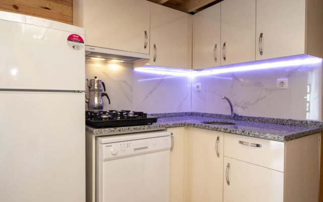 Villa With Pool Jacuzzi and Backyard in Inlice