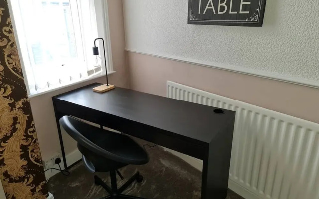 Large 3 Bed Flat Free Parking