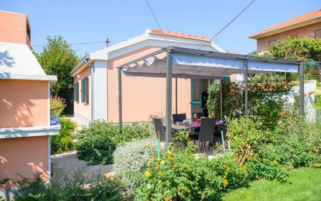 Holiday house Mirjana - beautiful garden with barbecue: Trogir. Riviera Trogir