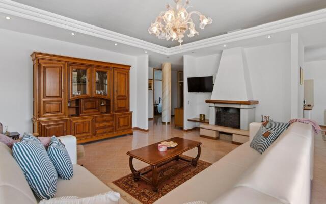Lovely Holiday Home With Pool,covered Terrace and Outdoor Kitchen