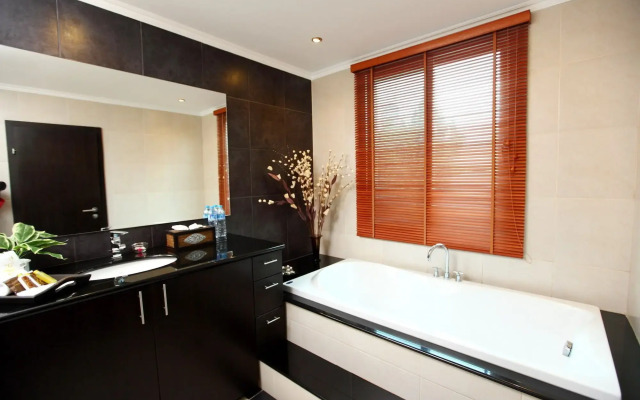 Hidden Palm Pool Villas