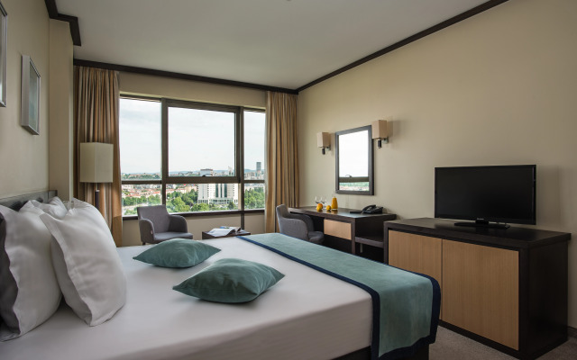 Rosslyn Central Park Hotel