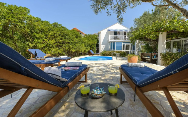Villa Piano - Four Bedroom Villa With Terrace and Swimming Pool