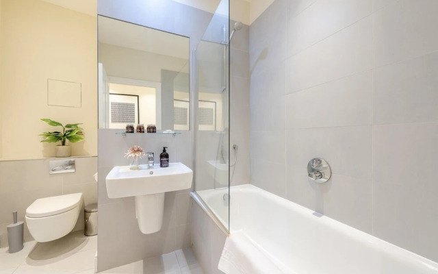 Modern Three Bedroom Apartment in Hammersmith