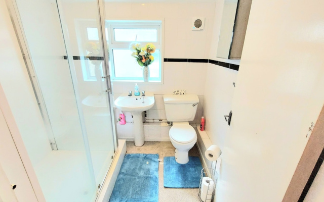 5Br House-sleeps12-garden-familyfriendly