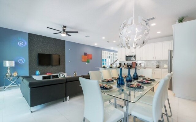 Orlando Newest Resort Community Town Home 5 Bedroom Townhouse by Redawning