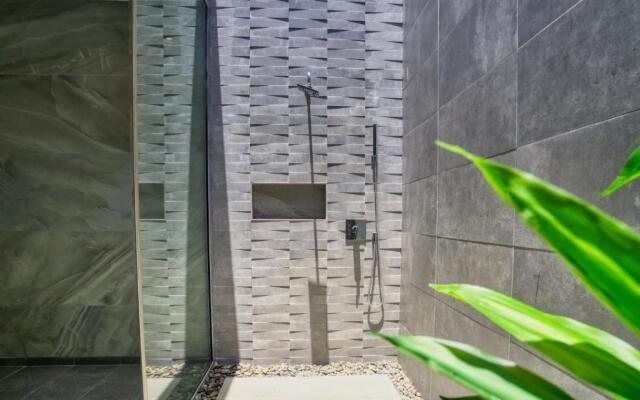 Grand Modern Villa 6-bedroom! Brand New! Heated Jacuzzi!