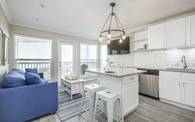 Seascape 1304 Studio Bedroom Condo by RedAwning
