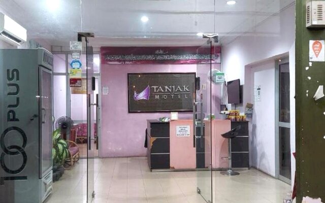 OYO 90937 Tanjak Hotel