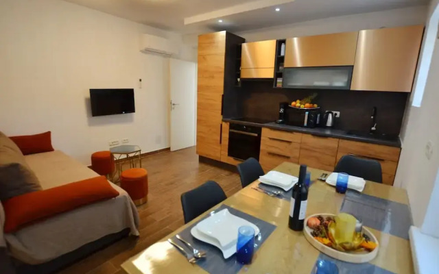 Warm and Welcoming Apartment With Balcony