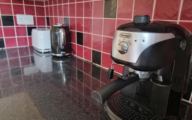 4 Bed 2 Bathroom House with Garden and Parking