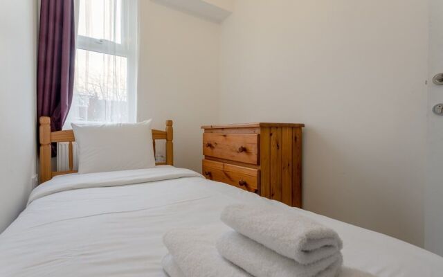 3 Bedroom House In Tooting With Garden