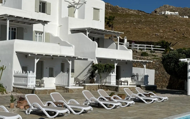 Yakinthos Residence