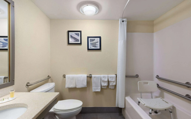 Travelodge by Wyndham Perry National Fairgrounds Area I-75