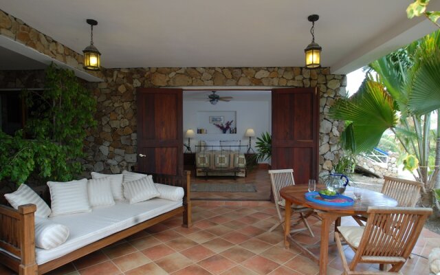 "the Carib House 5 Bedrooms And Pool Close To Beach"