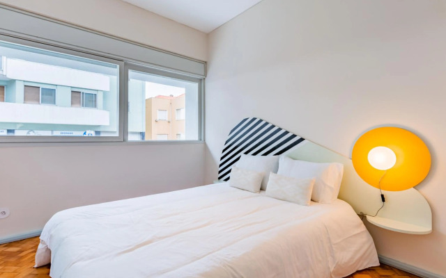 UNIQUE Modernist Duplex apartment & PARKING