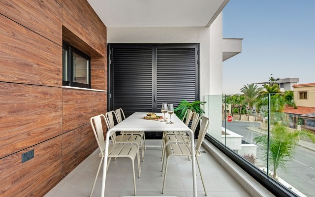 Sanders Only - Lovely 1-bdr Apt With two Balconies