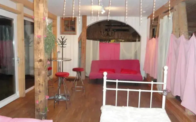 Kleines Haus im Grünen, Zirkuswagen, Hängebett & Zimmerli