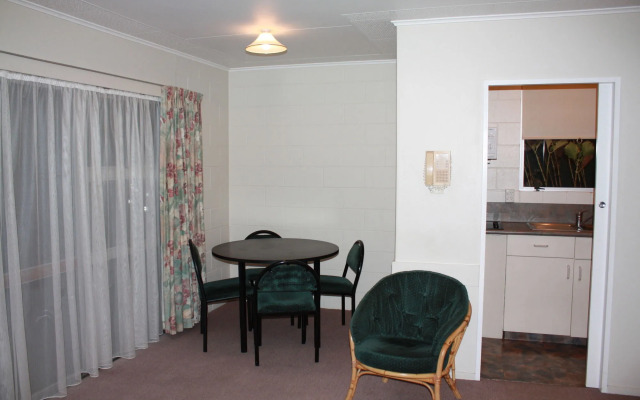 Commodore Court Motel