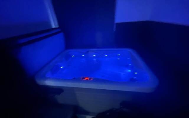 London Luxury Apartments with Jacuzzi Hot tub & Sauna