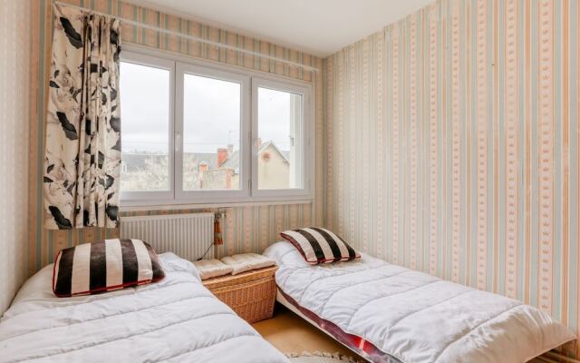 Beachfront Apartment in Grancamp-maisy With Terrace