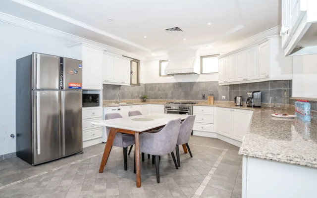 5BR Beach & pool villa in Palm