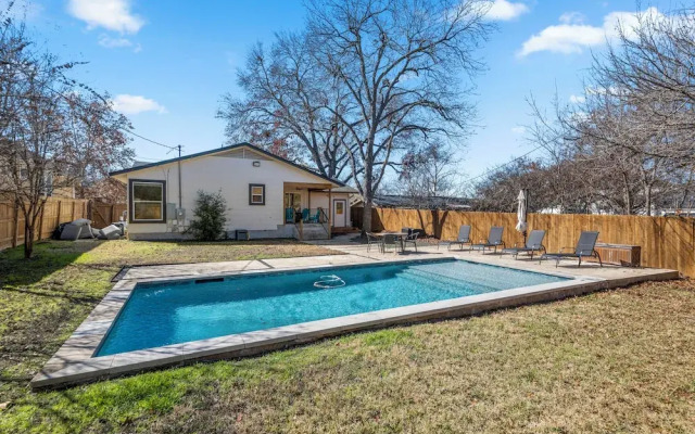 Fun 3BR Retreat in Austin Huge Pool