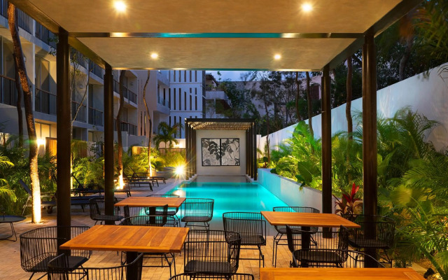 Studio wterrace, hammock, and pool access